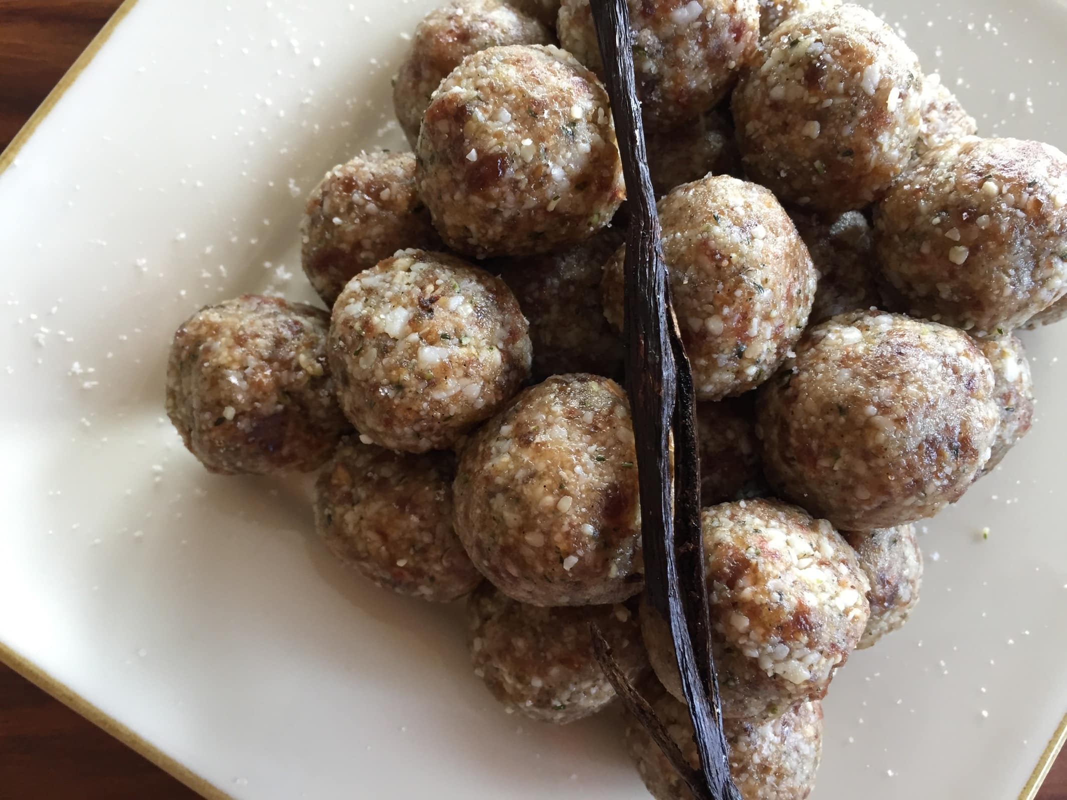 salted-caramel-hemp-protein-balls_more-pleaze_food-blog_raw-food_vegan-food_plant-based-food_8317