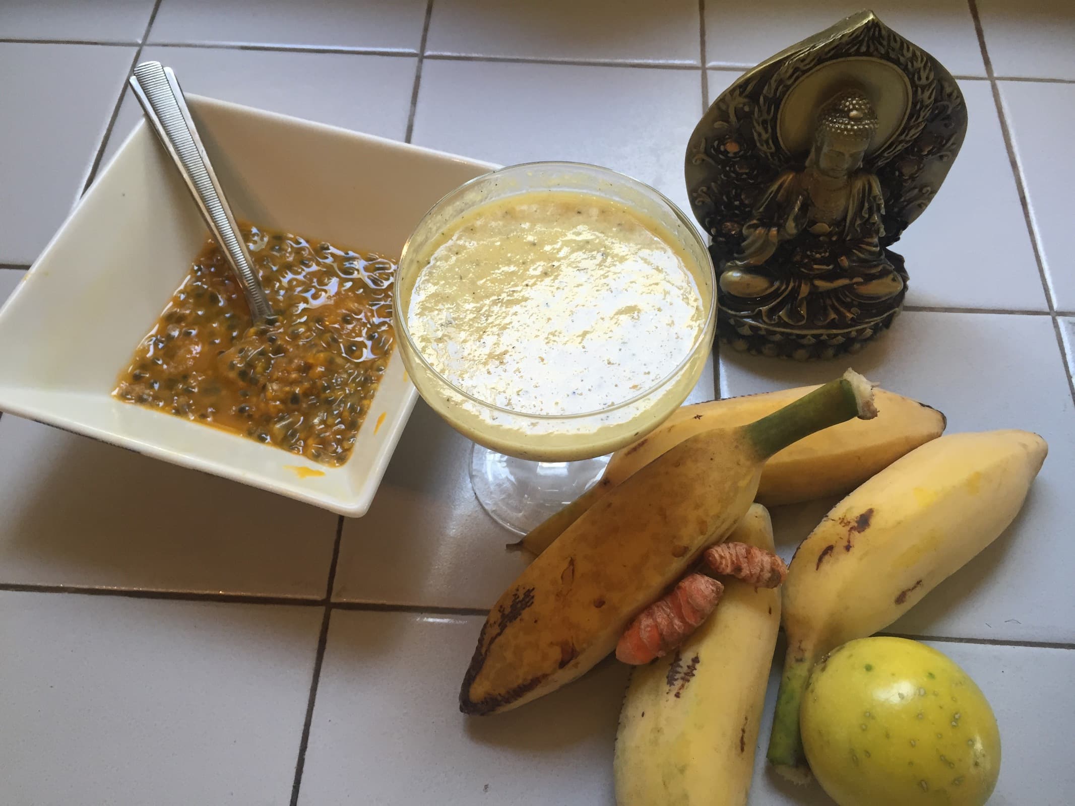turmeric-coconut-passionfruit-smoothie_recipe_more-pleaze_superfood-smoothie_kyra-bramble_4564